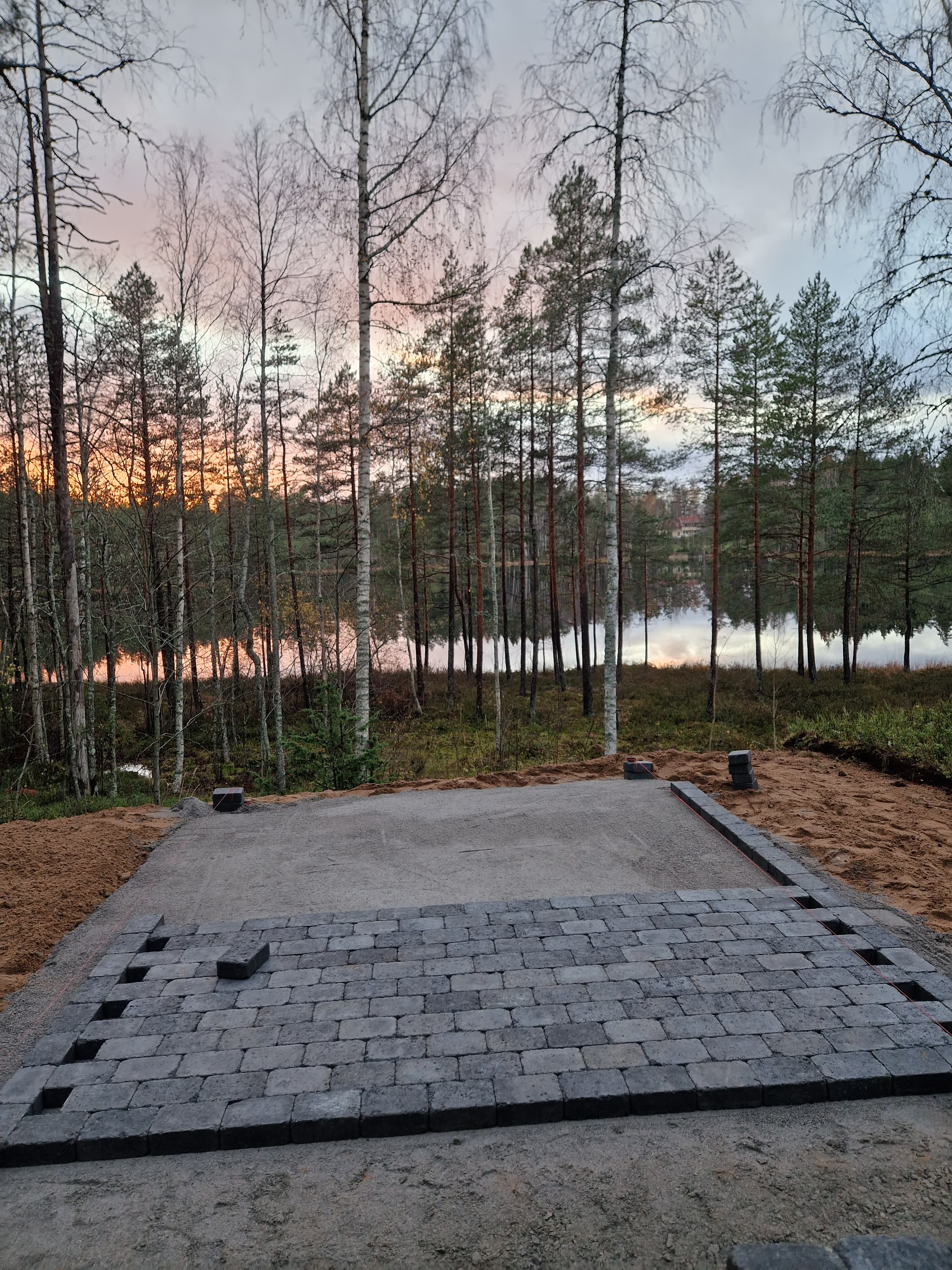 Kiveyksen ladonta järvimaisemassa